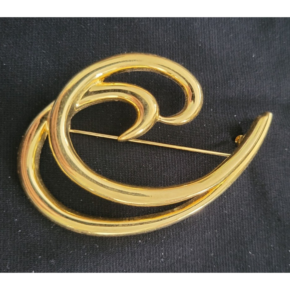 Vintage Trifari Gold Brooch Pin Double Swirl Polished Gold Tone EUC Timeless